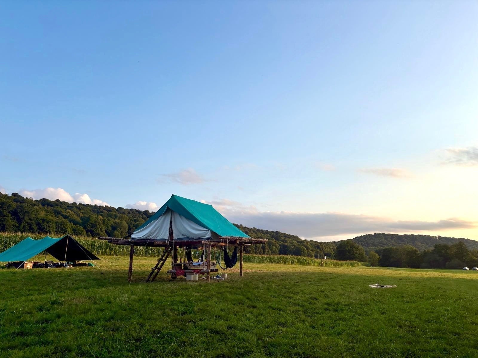 Le terrain de camp des Guides et sa construction au soleil couchant